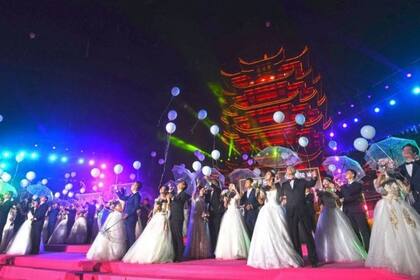 El 20 de octubre, 38 parejas recién casadas asistieron a una boda grupal, algunas de ellas habían pospuesto sus bodas debido al coronavirus.