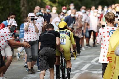 El Tour de France, siempre popular, con decenas de espectadores al lado del camino