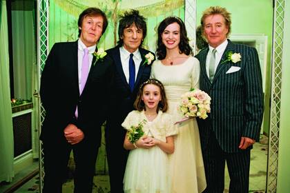 El 21 de diciembre de 2012, se casaron; en la foto, con los padrinos Paul McCartney y Rod Stewart y Heather,la sobrina de Sally