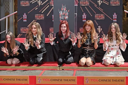 El 21 de junio de 2022, las mujeres Presley –tres generaciones– dejan las huellas de sus manos en el Teatro Chino de Hollywood. De izquierda a derecha, Harper Lockwood, Lisa Marie Presley, Priscilla Presley, Riley Keough y Finley Lockwood.
