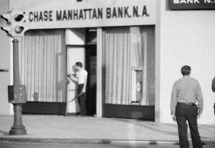 El 22 de agosto de 1972 John Wojtowicz entró en una sucursal del Chase Manhattan Bank junto a Salvatore Naturale para robarlo y pagar por la operación de cambio de sexo de Liz Eden, su pareja