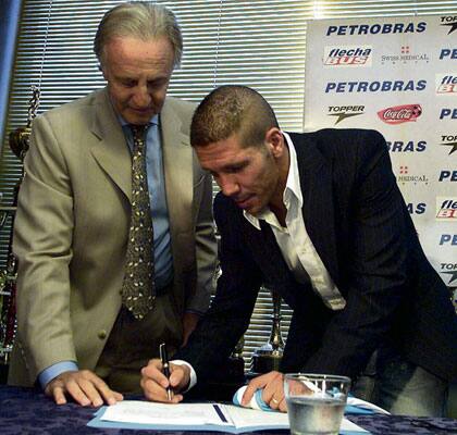 El 22 de diciembre de 2004, Diego Simeone, en presencia de Fernando Marín, firmó el contrato que lo ligó a Racing