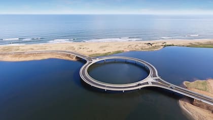El 22 de diciembre pasado, el developer inauguró el puente que le regaló al Uruguay, un diseño del arquitecto uruguayo Rafael Viñoly, que se recibió en la Universidad de Buenos Aires en 1969