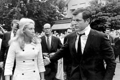 El 22 de julio, Joan y su marido llegan a la iglesia de San Vicente, en Pymouth, Pensilvania, para la misa en memoria de Mary Jo