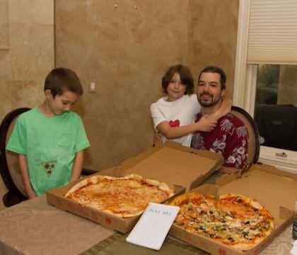 El 22 de mayo de 2010, el programador Laszlo Hanyecz compró dos pizzas con 10.000 bitcoins, en lo que se convirtió en la primera transacción hecha con esta criptomoneda, que dio lugar al Pizza bitcoin day