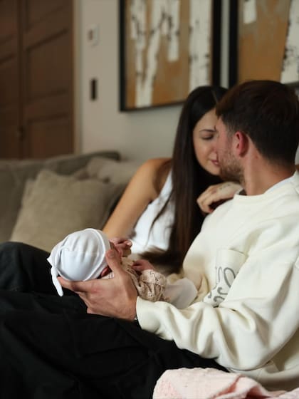 El 22 de septiembre Alexis Mac Allister y Ailén Cova se convirtieron en padres de Alaia (Foto: Instagram @alemacallister)