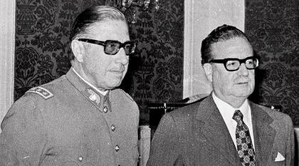 El 23 de agosto de 1973, Pinochet (izq) y el presidente Salvador Allende en la ceremonia que nombra Pinochet como comandante en el jefe del ejército