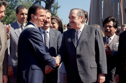 El 24 de agosto de 1994, el presidente Carlos Menem y el convencional radical Raúl Alfonsín firmaron la nueva Constitución en el Palacio de Urquiza, en Entre Ríos. 