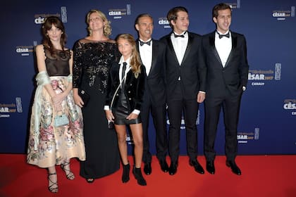 El 24 de febrero de 2017, durante la ceremonia de entrega de los premios Cesar en la que le otorgaron un reconocimiento al actor, su hijo, Paul Belmondo, posa con sus hijos, Victor y Giacomo, su hermana
menor, Stella, su mujer, Luana Tenca, y su sobrina, Annabelle (hija de
Florence Belmondo).