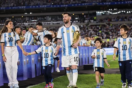 El 24 de marzo de 2023, la selección argentina fue homenajeada en el Monumental y el capitán pudo compartirlo con su familia