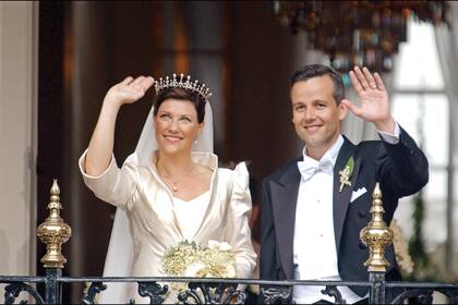 El 24 de mayo de 2002, se casó con Ari Behn en la catedral Nidaros de Trondheim. Él era reconocido por su talento y por su espíritu transgresor. Se separaron catorce años después.