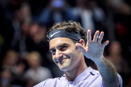 El 24 de octubre de 2017, Roger Federer celebra después de ganar contra Frances Tiafoe de EE. UU. en el torneo de tenis Swiss Indoors ATP 500, en Basilea