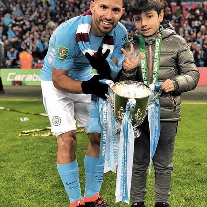 El 25 de febrero acompañó a su padre, que levantó la Copa de la Liga. “Feliz por haber podido festejar este logro con mi hijo Benjamín”, escribió el goleador en su cuenta de Twitter.