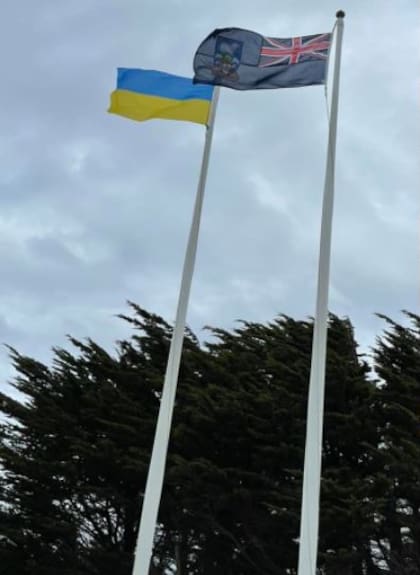 El 25 de febrero, miembros de la Asamblea de las Islas Malvinas izaron la bandera de Ucrania en la costanera, en señal de solidaridad
