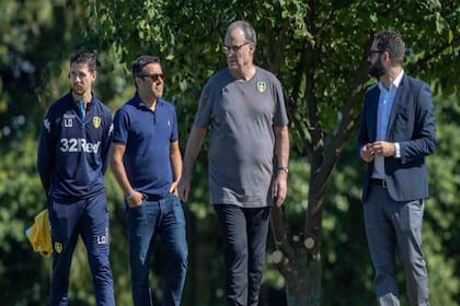 La primera postal de Bielsa en Thorp Arch, el centro de entrenamientos de Leeds United: era junio de 2018 y lo acompañaban el presidente, Andrea Radrizzani, de chomba azul, y director deportivo Víctor Orta, de barba.