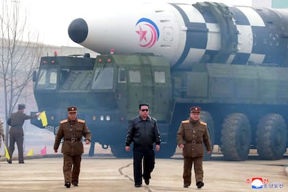El 25 de marzo último la agencia norcoreana de noticias publicó esta foto (y un video) de Kim Jong-un junto a un misil intercontinental de diseño norcoreano, el Hwasongpho-17 
