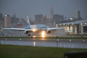 El piloto presidencial que hizo el polémico vuelo sobre Aeroparque renunció después de que “le soltaron la mano”