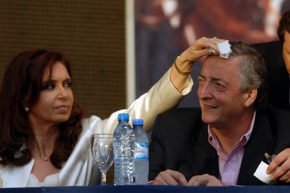 El 25 de octubre de 2007, acompaña a Cristina en el cierre de su campaña, en un acto en el mercado Central