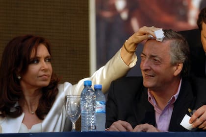 El 25 de octubre de 2007, acompaña a Cristina en el cierre de su campaña, en un acto en el mercado Central