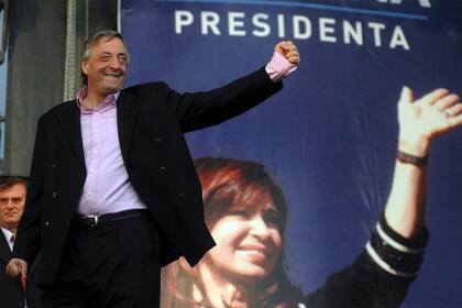 El 25 de octubre de 2007, acompaña a Cristina en el cierre de su campaña en un acto en el Mercado Central