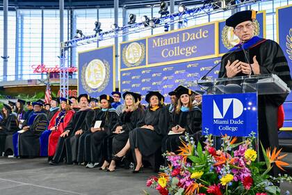 El 26 de abril, Haivyl y su hijo se graduaron en el Miami Dade College