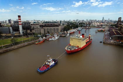 El 26 de diciembre, el ARA Almirante Iríezar zarpó desde la dársena E del puerto porteño para dar comienzo a la Campaña Antártica de Verano 2017-2018