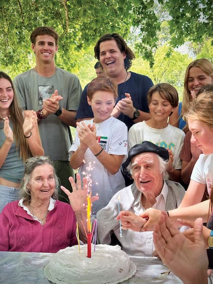 El 26 de enero Alberto Pedro celebró sus 84 años en familia. En la foto lo rodean su mujer, Silvia Molinari, y sus nietos Cruz, Pedro y Pampa (arriba, hijos del Ruso), Cristo y Jacinto (en el centro, hijos de Nachi y Pepe), Ámbar (abajo, izquierda, hija de Pepe) y Anya (abajo, derecha, hija de Nachi)