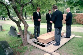 El misterio de la joven "suicida" enterrada en una tumba sin nombre