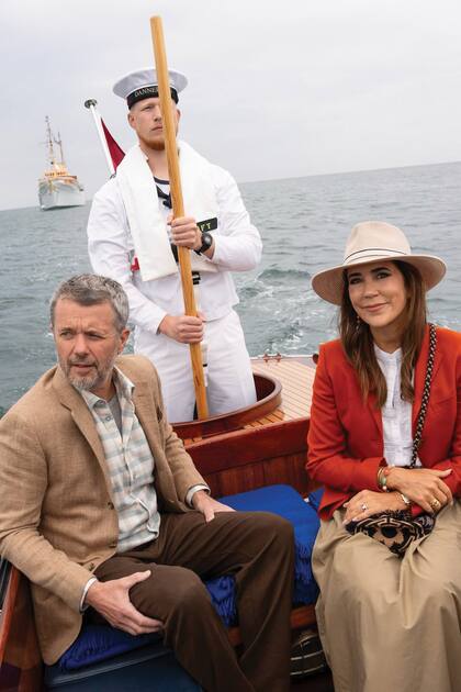 El 27 de agosto, Federico y Mary desembarcaron en la isla de Læsø (al fondo se observa el yacht real Dannebrog) y se acercaron al puerto a bordo de una lancha de madera