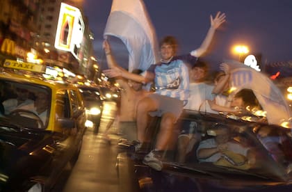 El 27 de diciembre de 2001, los hinchas de Racing celebrando el título en medio de un clima social y político caótico del país. 