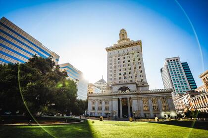 El 27 de enero de 2019 Harris lanzó formalmente su campaña vicepresidencial en el Ayuntamiento en el centro de Oakland