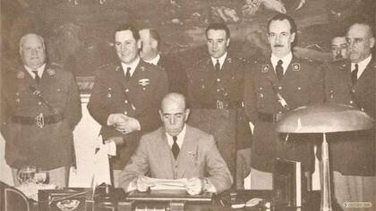 El 27 de marzo de 1945, el general Edelmiro Farrell, presidente de facto, firmó un decreto a través del que declaró la guerra a Alemania y Japón. En la foto, junto al gabinete que lo acompañó en su dictadura, entre los que se observa al entonces coronel Juan Domingo Perón