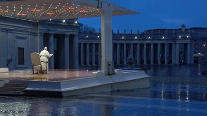 El 27 de marzo de 2020, el mundo vivió una de sus imágenes más simbólicas de la pandemia: el papa Francisco, solo, bajo la lluvia, en una Plaza de San Pedro vacía, rezando por la humanidad.