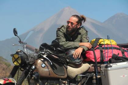 El 27 de septiembre de 2014, sin tener un reloj que le corriera por detrás, durante ocho meses Alejandro López recorrió 14 países, unos 22 mil kilómetros.