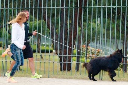 El 27 la pareja paseó con la mascota del Cholo y, al otro día, el técnico del Atlético de Madrid sopló las velitas con sus hijos