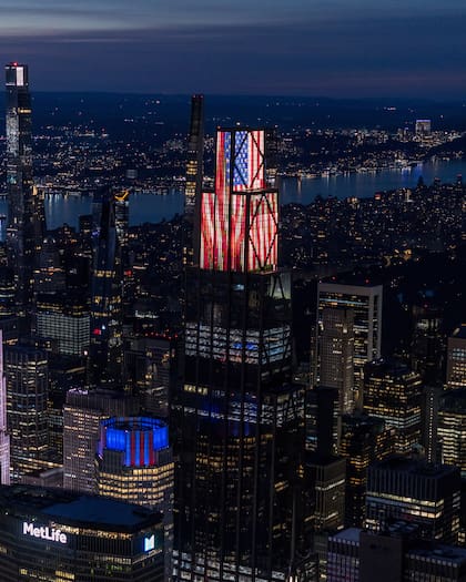 El 270 Park Avenue se eleva en la planta baja unos 24 metros a partir del suelo