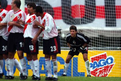 El 28 de abril de 2002, en un recordado partido con Racing, Demichelis tuvo que reemplazar a Ángel Comizzo tras la expulsión; Pipino Cuevas terminó haciendo un gol legendario.