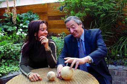 El 28 de Abril de 2003 en Río Gallegos, Néstor Kirchner junto a su esposa bromean sobre el futuro ballotage que luego no se realizaría 