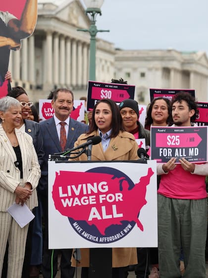 El 28 de abril, un grupo de legisladores liderado por la representante Delia Ramirez introdujo el proyecto de ley denominado "Living Wage for All Act"