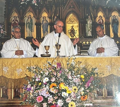 El 28 de agosto de 2004, en la parroquia San Agustín de Buenos Aires, el entonces cardenal Jorge Bergoglio (al centro) celebró misa junto al padre Antonio Macía (izquierda) y Robert Prevost (derecha), superior general de los agustinos y actual papa León XIV
