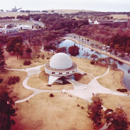 El 28 de diciembre de 1960 se aprueba el proyecto de resolución, que autoriza la compra de un planetario Zeiss modelo IV a la empresa Carl Zeiss de Oberkochen de Alemania y la construcción en Palermo.