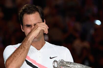El 28 de enero de 2018, Roger Federer sostiene el trofeo de ganador después de vencer a Marin Cilic de Croacia en su partido final individual masculino el día 14 del torneo de tenis del Abierto de Australia en Melbourne