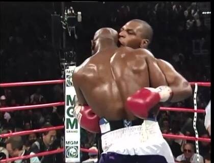 El 28 de junio de 1997 en Las Vegas, un desesperado Tyson le arrancó parte de la oreja izquierda a Evander Holyfield en una pelea.
