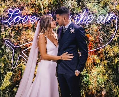 El 28 de junio de 2018 la pareja se casó por civil y el 28 de diciembre celebraron su amor con una mega fiesta (Foto: Instagram @rocioesposito)