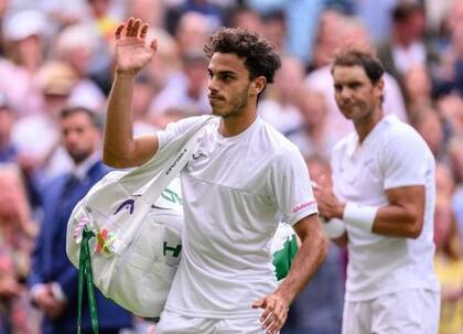 El 28 de junio pasado: Cerúndolo se retira del court central de Wimbledon entre aplausos, entre ellos los de su vencedor, Nadal. 