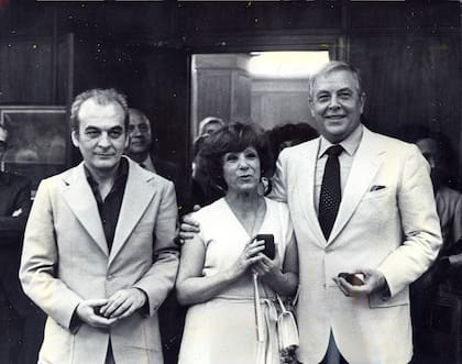 El 29 de diciembre de 1980 en la entrega de los premios a la actuación teatral del Departamento de Artes y Letras del Fondo Nacional de las Artes. En la foto, de izquierda a derecha: Roberto Cossa, Carmen Vallejos y Duilio Marzio