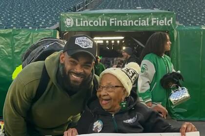 El 29 de diciembre Eloise recibió un regalo de los Eagles y conoció a todo el equipo