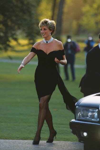 El 29 de junio de 1994, Diana
asistió a la fiesta de la revista
Vanity Fair con un look que pasó
a la historia: el vestido de cóctel
de bajo asimétrico y escote
Bardot, confeccionado en crêpe
de seda, de la diseñadora griega
Christina Stambolian.