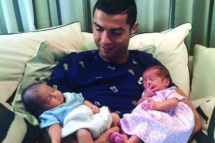 El 29 de junio el crack portugués presentó a sus mellizos, Eva y Mateo, quienes habrían nacido por vientre de alquiler