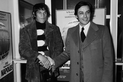 El 3 de enero de 1974, en Francia, el actor le da la mano a su amigo, el boxeador Carlos Monzón, al anunciar la pelea entre el campeón argentino y Mantequilla Nápoles, de la que Delon era promotor.